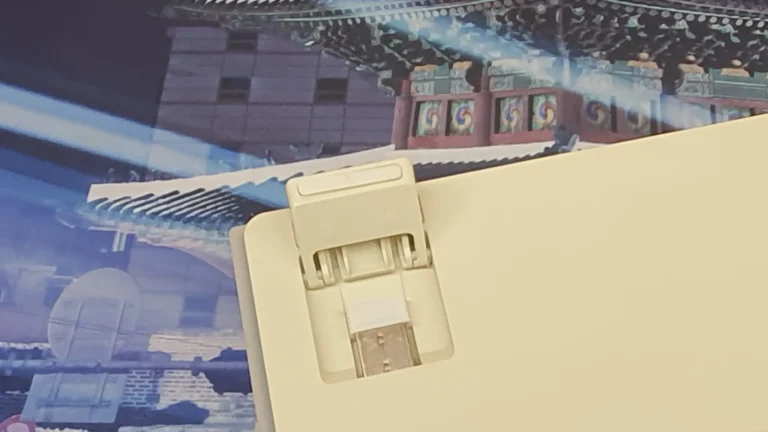 SPM PL108W 아라 기계식 키보드 뒷면의 접이식 받침대와 USB 동글 수납부