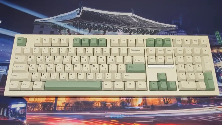풀 배열 녹색과 흰색 키캡이 장착된 SPM PL108W 아라 기계식 키보드, 배경에 야경과 전통 건축물 디자인의 장패드