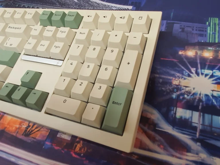 녹색과 흰색 키캡이 장착된 SPM PL108W 아라 기계식 키보드의 숫자패드 근접 사진