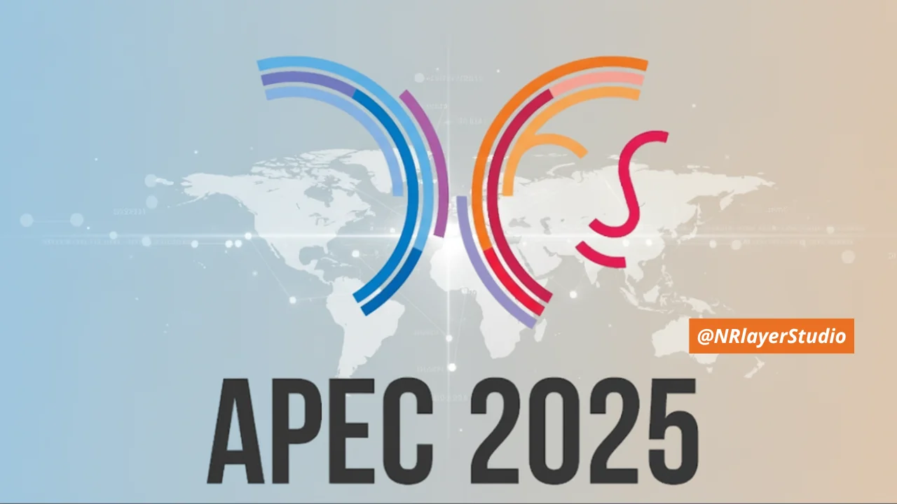 APEC 2025 로고가 중앙에 배치된 이미지. 배경에는 세계 지도와 연결선을 형상화한 그래픽이 흐릿하게 보이며, 오른쪽 아래에는 @NRlayerStudio 표시가 있다.