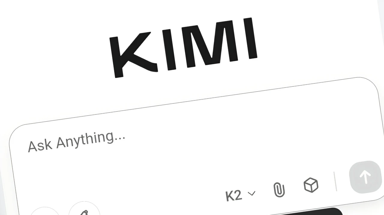 Kimi K2 인터페이스 화면에 'KIMI' 로고와 메시지 입력창이 보이는 사용자 초기 화면