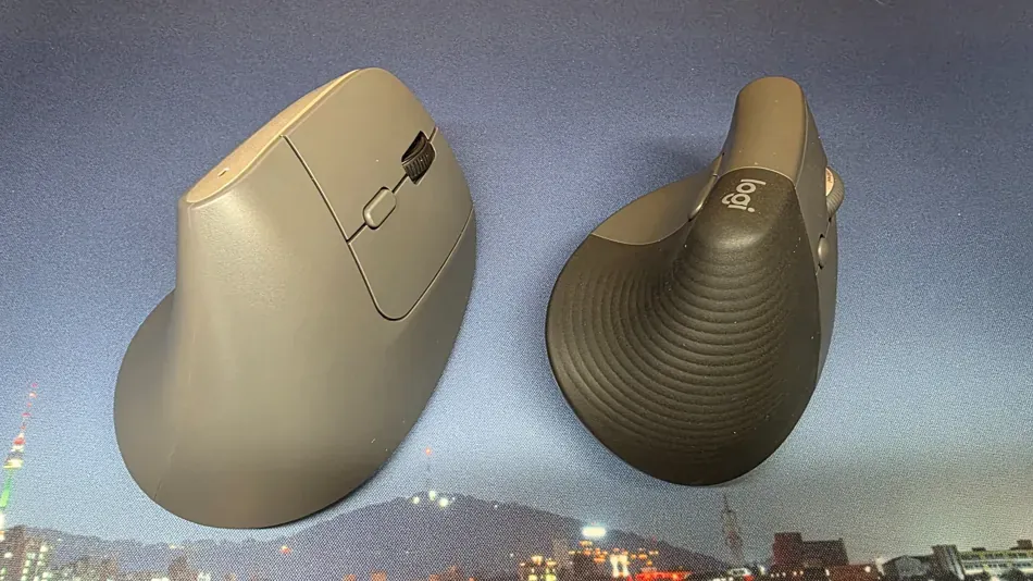 로지텍 리프트 버티컬 마우스와 타사 브랜드 모델의 사이즈를 비교한 이미지, 두 제품의 형태 차이를 한눈에 볼 수 있음.
